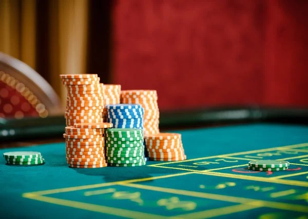 agentoto mobile app interface showing football markets and live-dealer tables