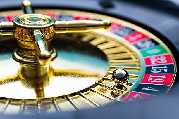 Live roulette table on agentoto with croupier and wheel